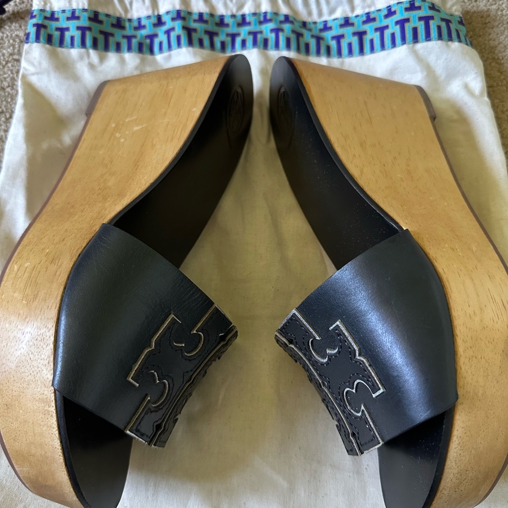 Tory Burch Women 7..0 INES 80 mm Classic Slide Wedge Sandals Black - Picture 3 of 6
